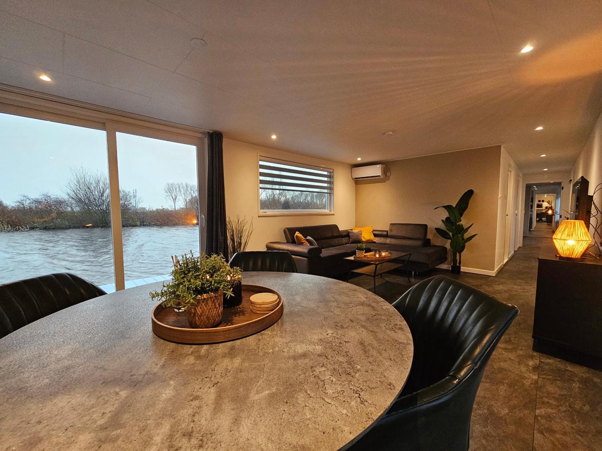 Luxe Woonboot In De Natuur Evt Met Console Bootje! Leeuwarden Exteriör bild